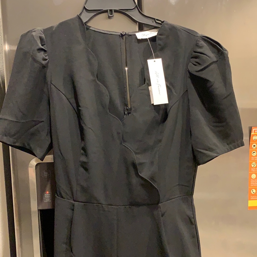 Beautiful never worn jumpsuit. Size Small.
